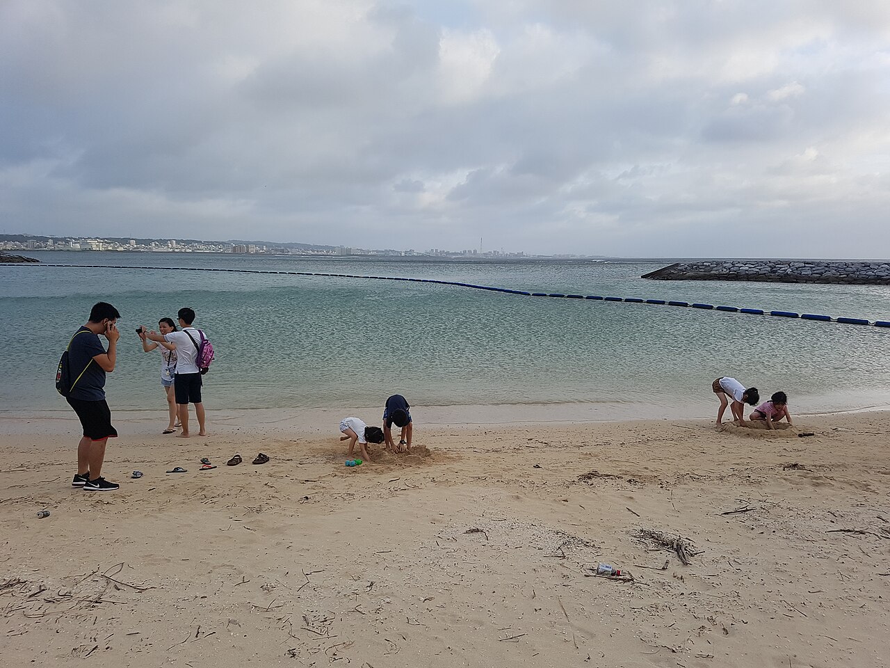 砂浜で遊ぶ